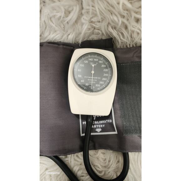 TYCOS Sphygmomanometer & Pre-Calibrated Artery Adult Size Blood Pressure Cuff - Picture 4 of 5